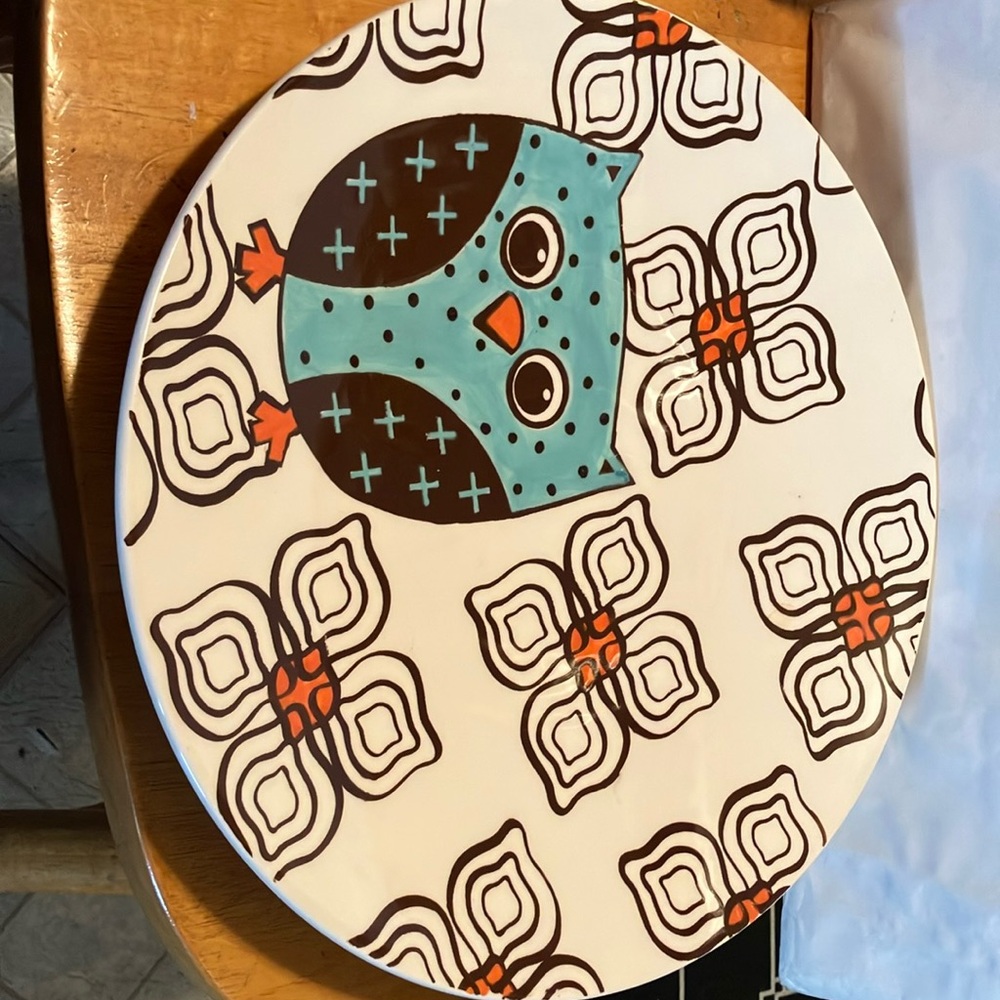 Fun ceramic oversized serving plate with adorable owl n leaf like pattern. Very